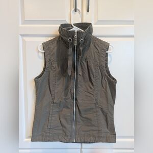 Columbia army green vest with pockets.